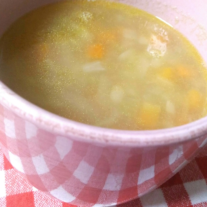 スープカップに盛り付けられたコロコロコンソメスープ